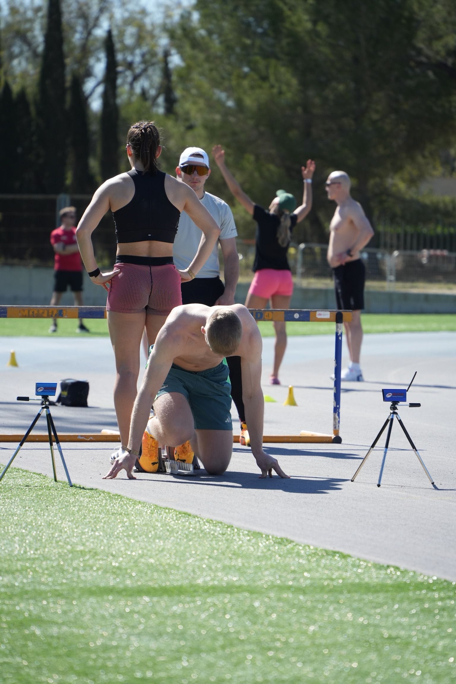 Mehrere Sprinterinnen und Sprinter gemeinsam in den Startblöcken.