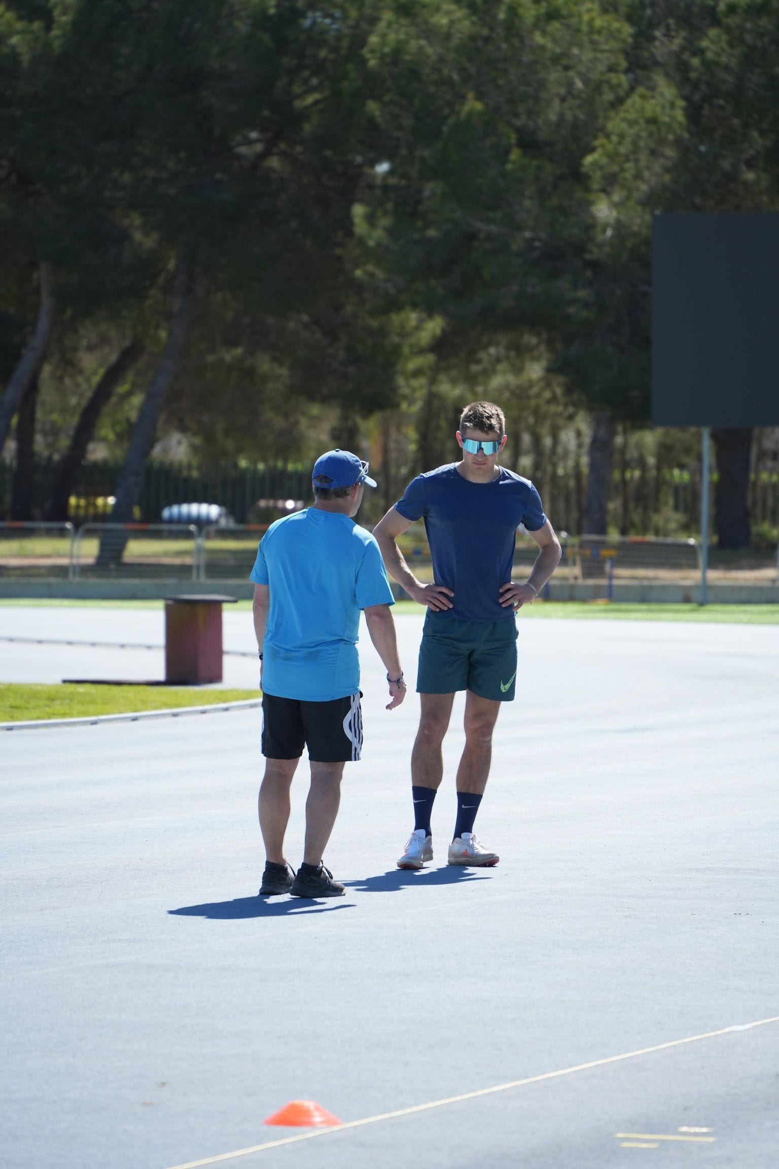 Trainer Michele Bellino am Bahnrand während eines Trainings.