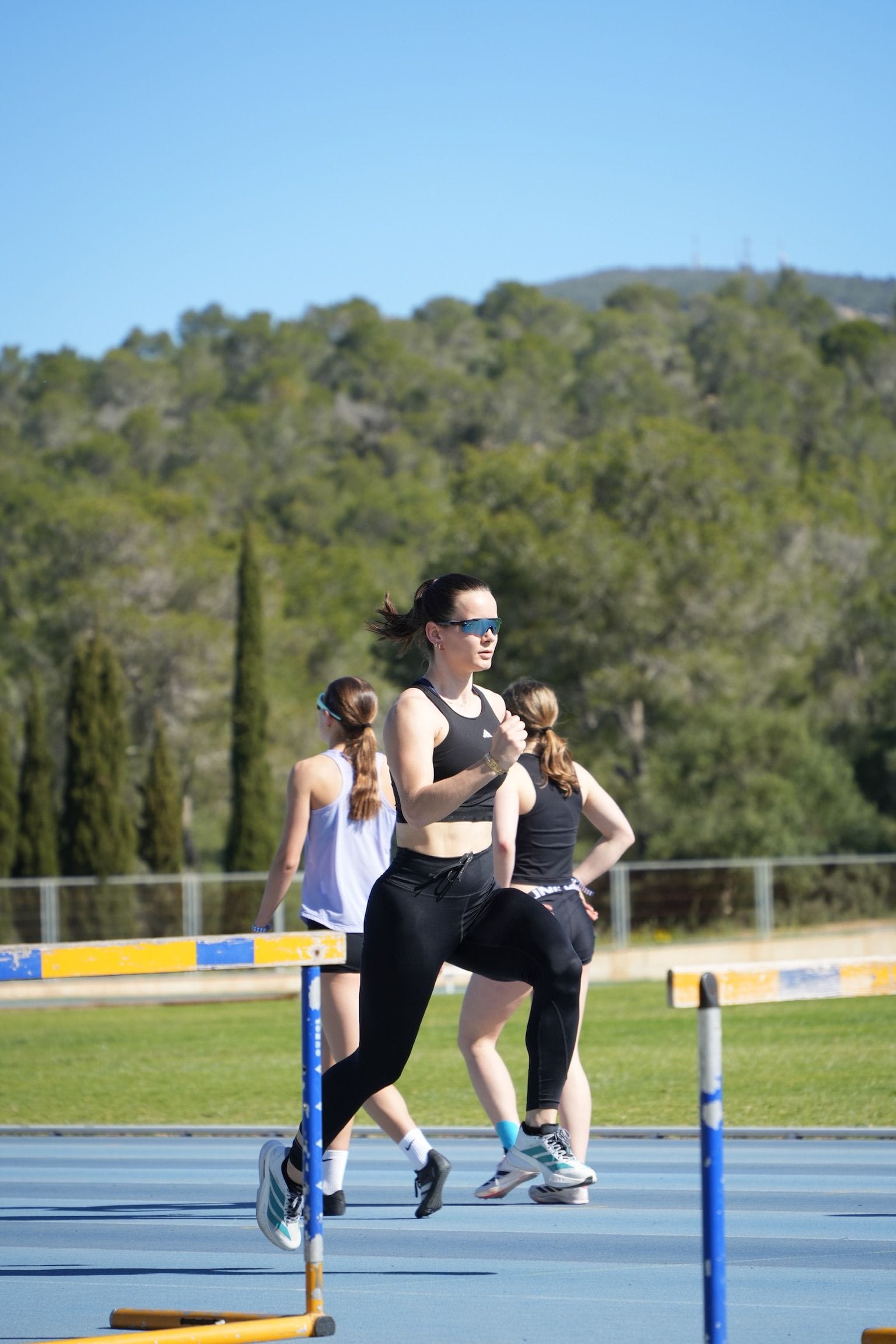 Athletin beim Lauf-ABC mit hohem Knieeinsatz.