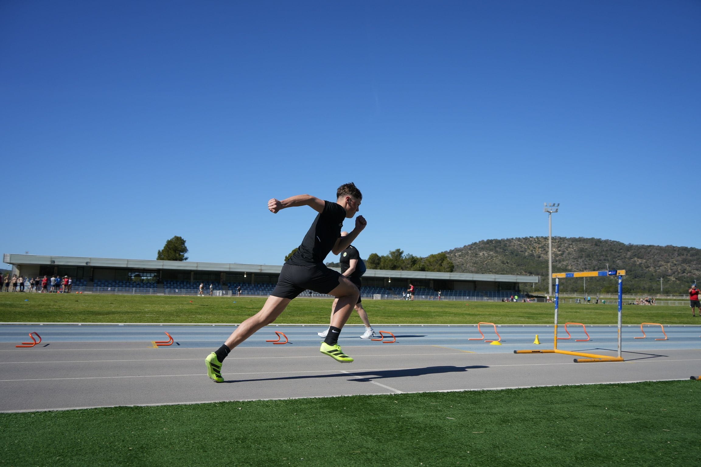 Athlet im Sprint auf der Rundbahn.