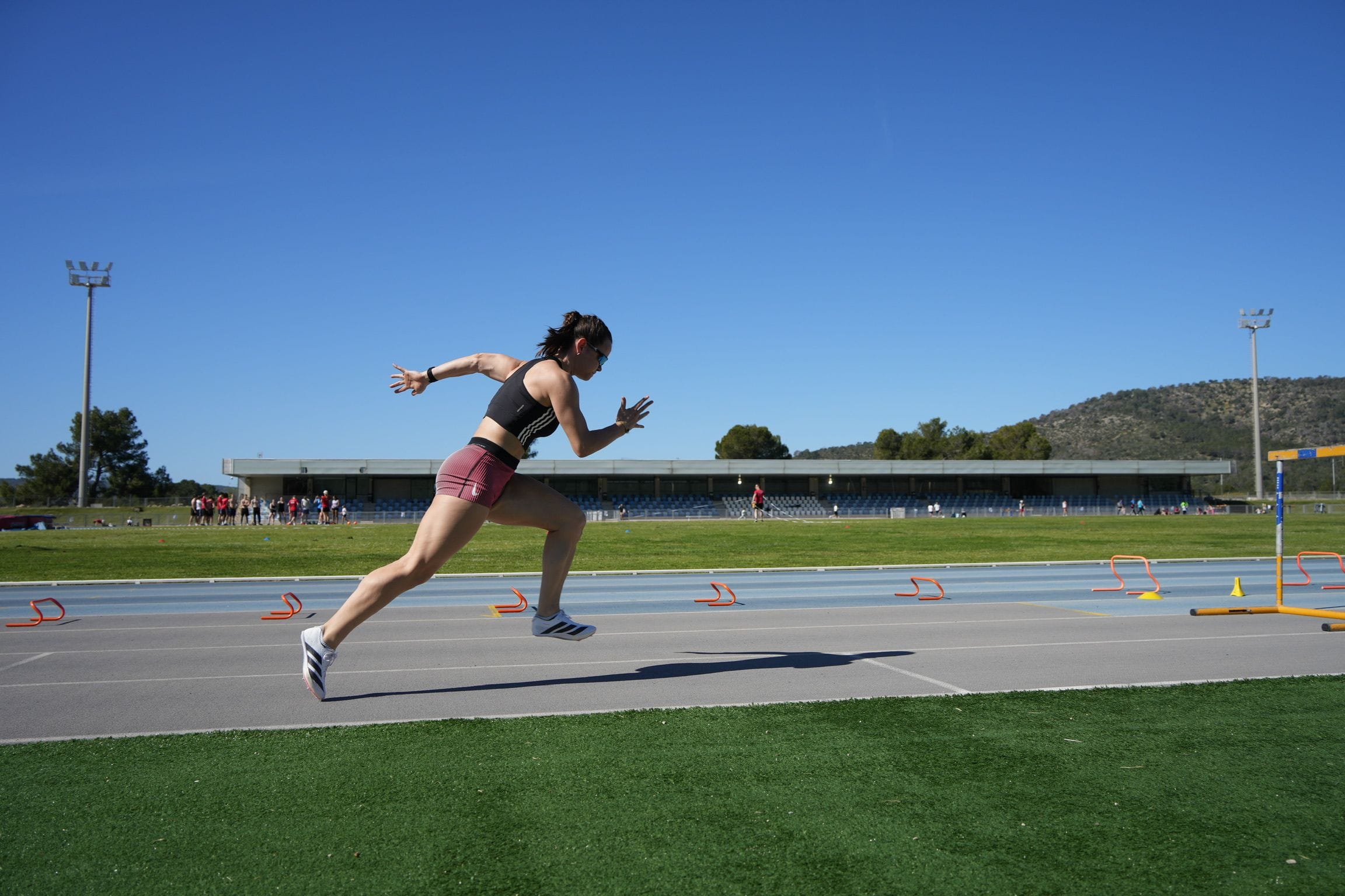 Athletin im Sprint auf der blauen Bahn während des Trainingslagers in Calvià.