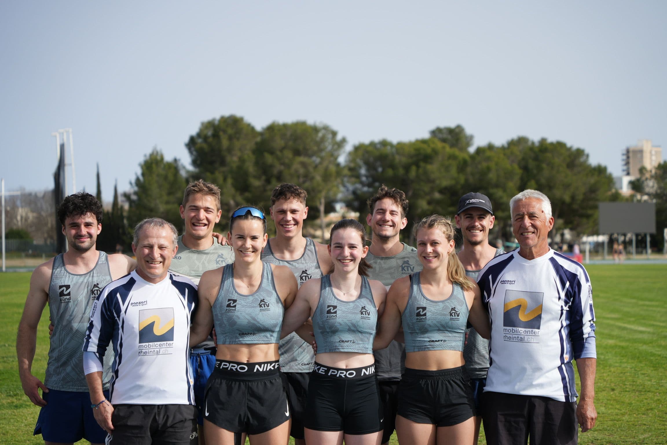 Das Athleticteam des KTV Altstätten versammelt auf der Sportanlage Gesa.